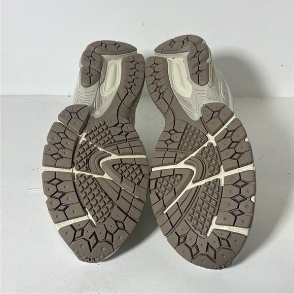 New Balance 2002r Hiking Trainers US 8.5 - Picture 5 of 5